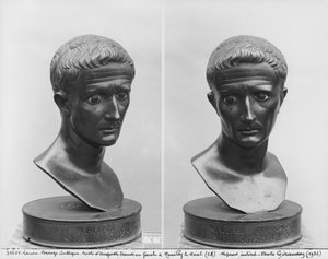 To utsikter av en byste av keiser Augustus (63 f.Kr.-14 e.Kr.) (bronse)